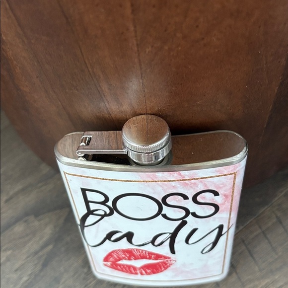 BOSS Lady Red Hot Lips, stainless steel screw top flask – 8 ounce - Picture 2 of 5